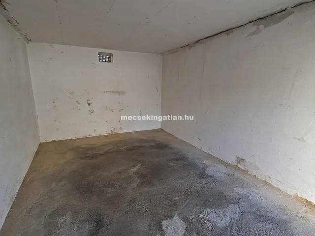 Kiadó garázs Pécs, Szigeti külváros 15 nm
