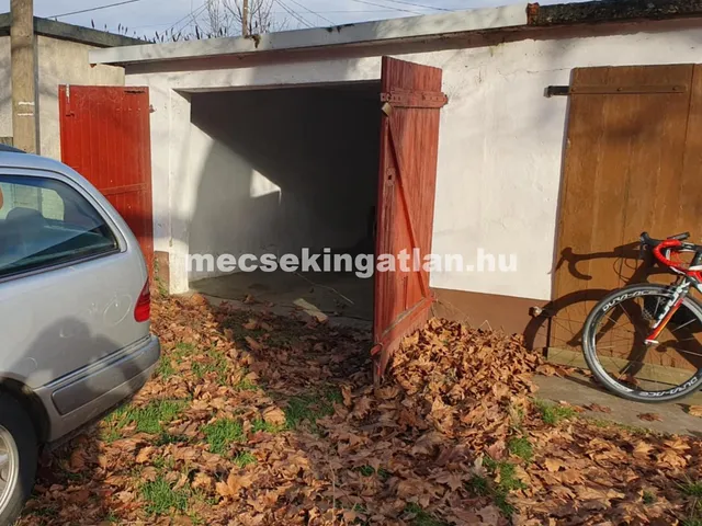 Eladó garázs Pécs, Meszes 15 nm