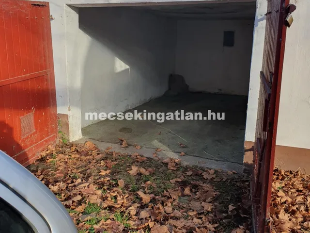 Eladó garázs Pécs, Meszes 15 nm