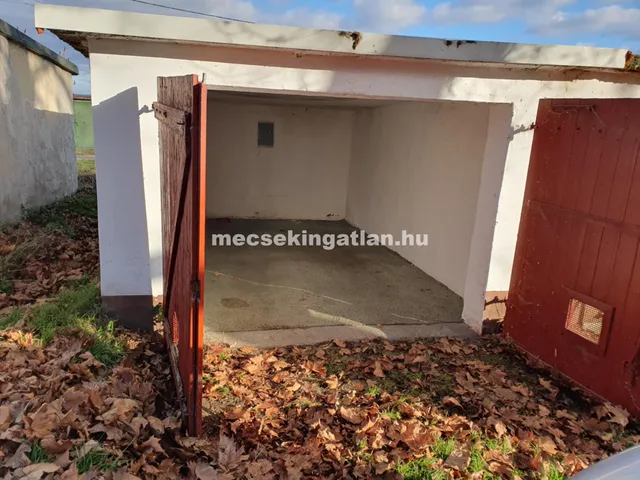 Eladó garázs Pécs, Meszes 15 nm