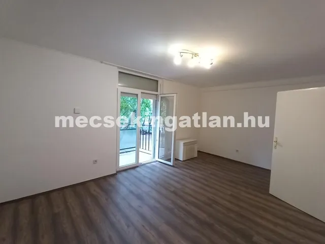 Kiadó lakás Pécs, Uránváros 26 nm