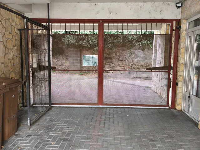 Kiadó garázs Pécs, Belváros 12 nm