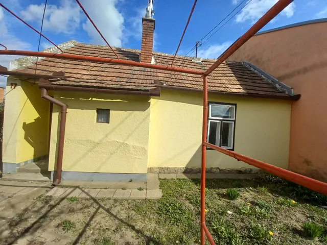 Eladó ház Pécs, Gyárváros, Álmos utca 28 nm