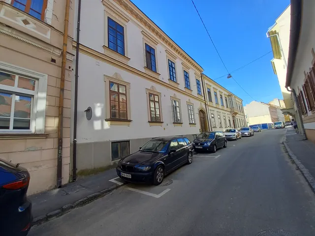 Kiadó garázs Pécs, Belváros, Mária utca 17 nm