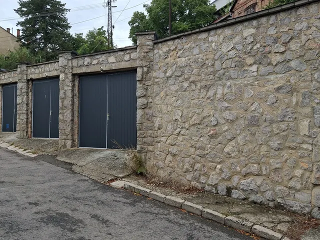 Eladó garázs Pécs, Egyetemváros 16 nm