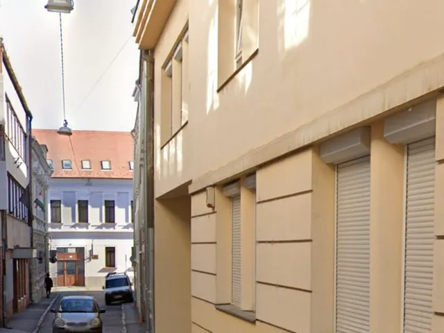 Kiadó garázs Pécs, Belváros 18 nm