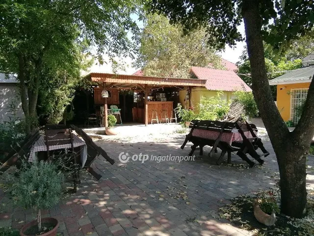 Eladó kereskedelmi és ipari ingatlan Újszász 209 nm