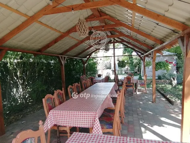 Eladó kereskedelmi és ipari ingatlan Újszász 209 nm