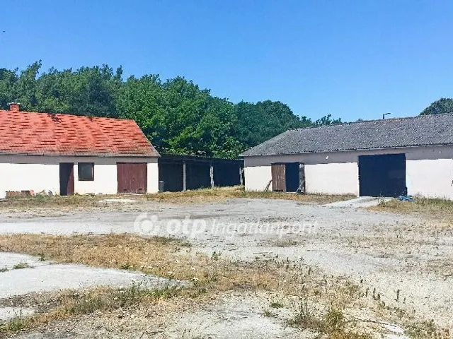 Eladó kereskedelmi és ipari ingatlan Tóalmás 290 nm