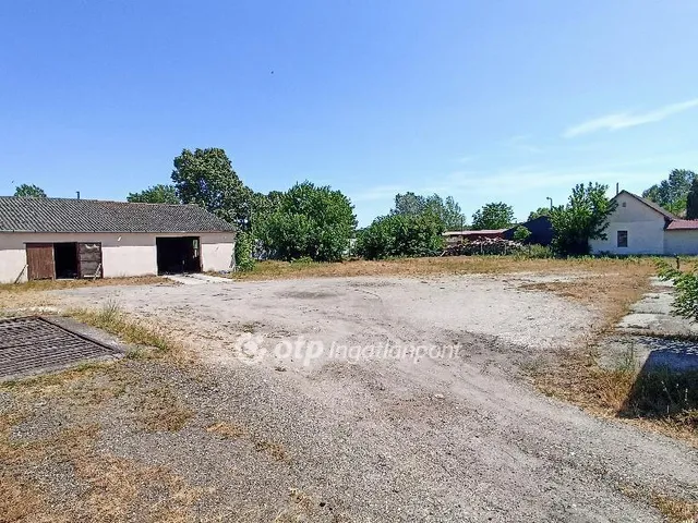 Eladó kereskedelmi és ipari ingatlan Tóalmás 290 nm