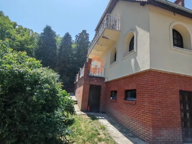 Eladó ház Komló 280 nm