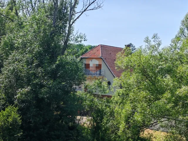 Eladó ház Komló 280 nm