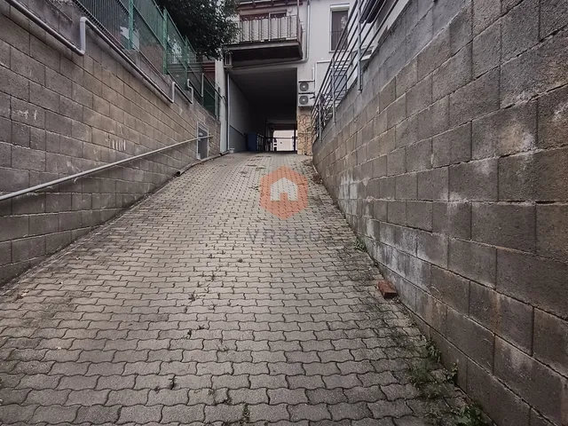 Kiadó garázs Pécs, Egyetemváros, Alkotmány utca 19 nm