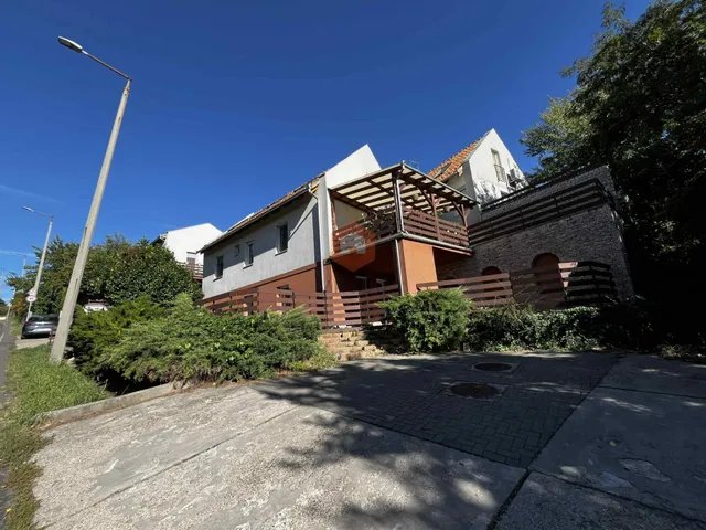 Eladó lakás Pécs, Rigóder, Hársfa út 72 nm