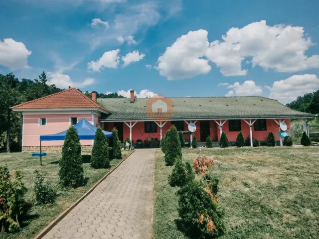 Eladó ház Komló 140 nm