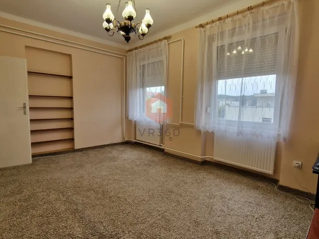 Eladó lakás Komló, Petőfi tér 49 nm