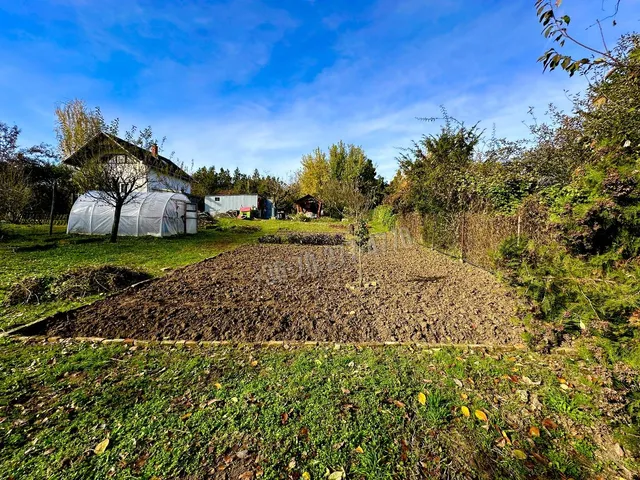 Eladó telek Oroszlány 760 nm