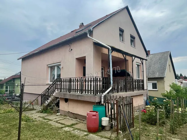 Eladó ház Oroszlány, Borbálatelep 234 nm