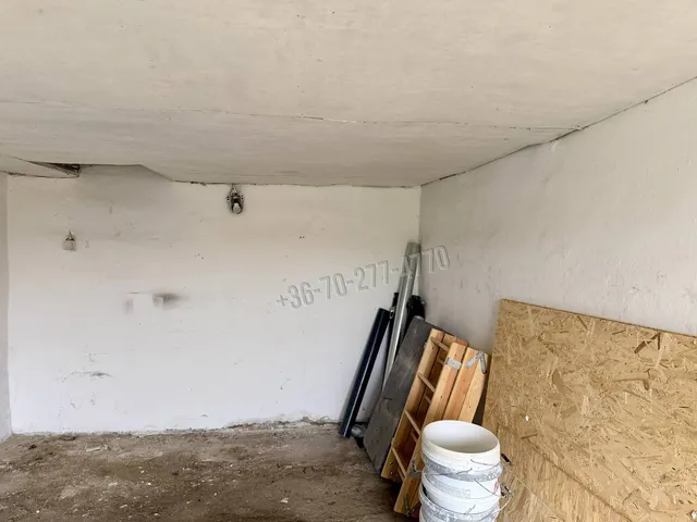 Eladó garázs Oroszlány, Mindszenti utca 21 nm