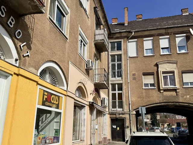 Eladó lakás Oroszlány, Óváros 71 nm