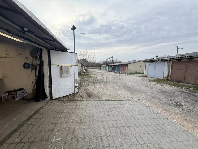 Eladó garázs Oroszlány 22 nm
