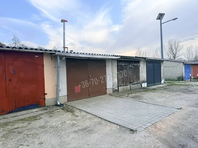 Eladó garázs Oroszlány 22 nm