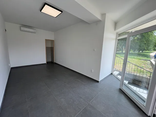Kiadó kereskedelmi és ipari ingatlan Kazincbarcika, Belváros, Egressy B út 52/E 23 nm