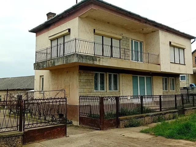 Eladó ház Rakamaz 198 nm