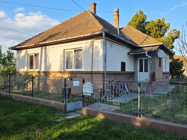 Eladó ház Tiszaeszlár 93 nm