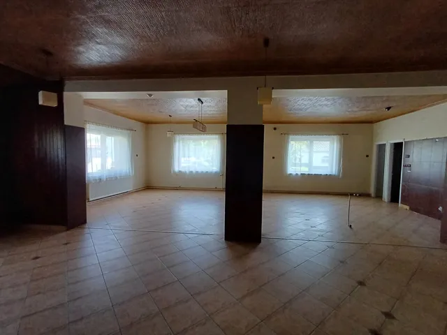 Eladó kereskedelmi és ipari ingatlan Nyíregyháza, Malomkert 310 nm