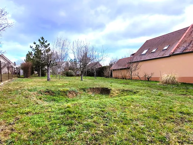 Eladó telek Felsőörs 720 nm