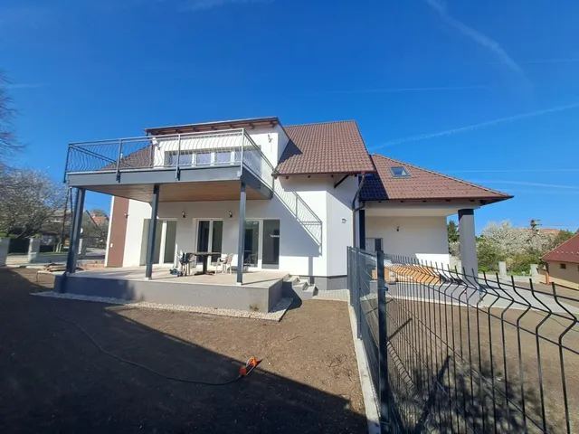 Eladó lakás Balatonakarattya 100 nm