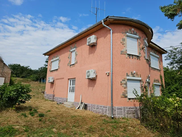 Eladó ház Szakcs 180 nm