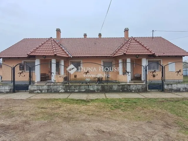 Eladó ház Törtel 160 nm