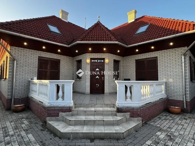 Eladó ház Dunaújváros 293 nm