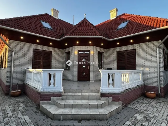 Eladó ház Dunaújváros 293 nm