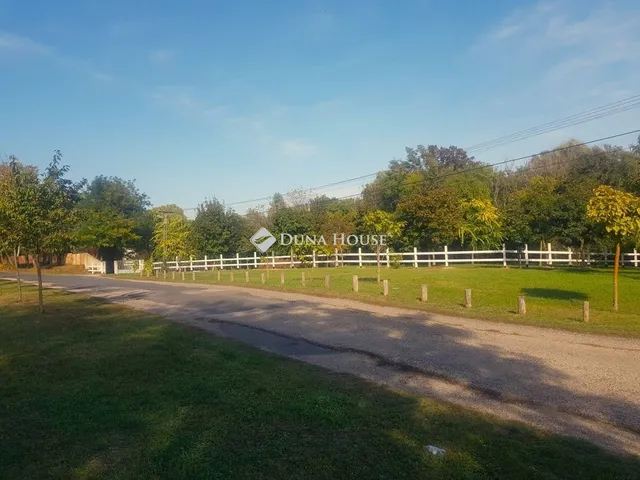 Eladó telek Dunaújváros 1811 nm