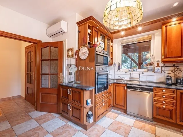 Eladó ház Budapest III. kerület, Békásmegyer-Ófalu 400 nm