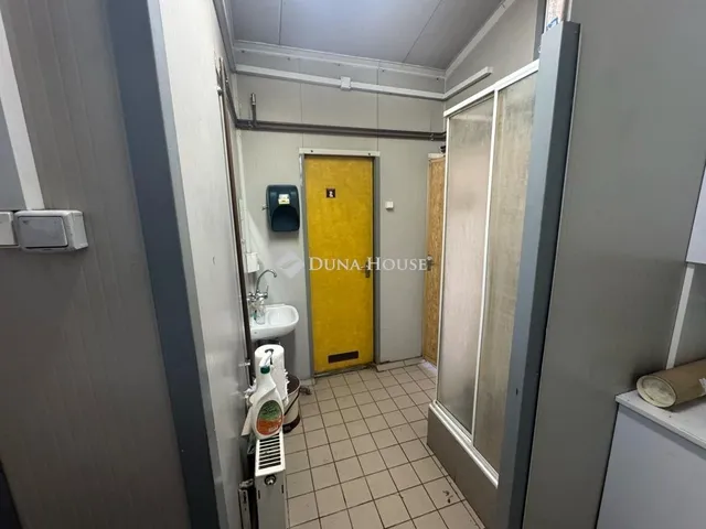 Eladó kereskedelmi és ipari ingatlan Törökbálint 200 nm