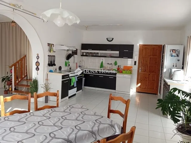 Eladó ház Kiskunlacháza 245 nm