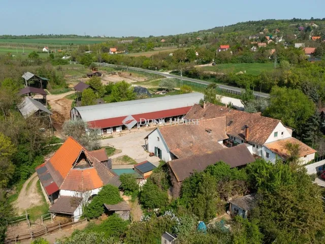 Eladó mezőgazdasági ingatlan Zsámbék 3000 nm