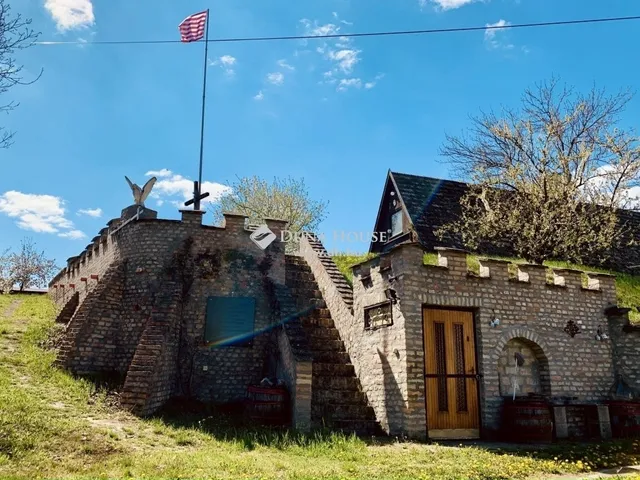 Eladó kereskedelmi és ipari ingatlan Sükösd 300 nm