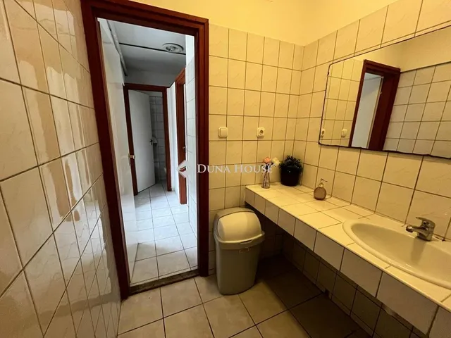 Eladó kereskedelmi és ipari ingatlan Hőgyész 200 nm