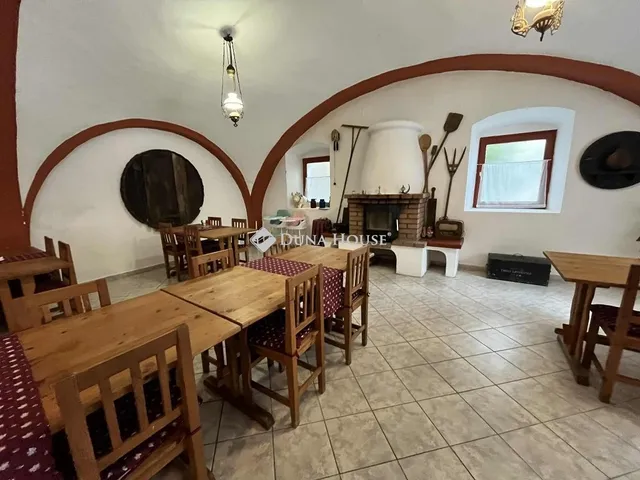 Eladó kereskedelmi és ipari ingatlan Hőgyész 200 nm