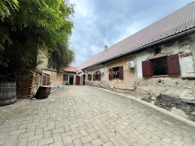 Eladó kereskedelmi és ipari ingatlan Hőgyész 200 nm