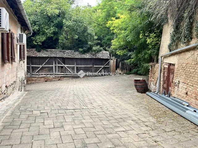 Eladó kereskedelmi és ipari ingatlan Hőgyész 200 nm