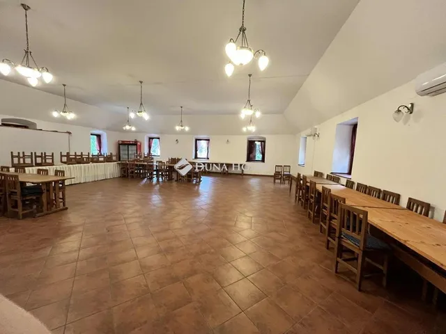 Eladó kereskedelmi és ipari ingatlan Hőgyész 200 nm