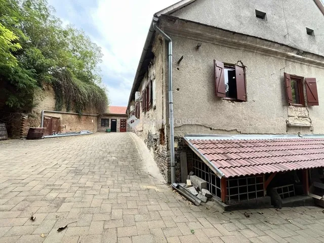 Eladó kereskedelmi és ipari ingatlan Hőgyész 200 nm