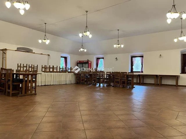 Eladó kereskedelmi és ipari ingatlan Hőgyész 200 nm