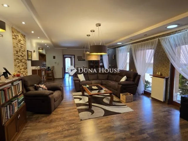 Eladó ház Érsekcsanád 340 nm